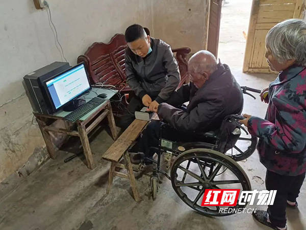 辅警查身份证还拍照_拍照证查身份辅警有影响吗_辅警查身份证拍照